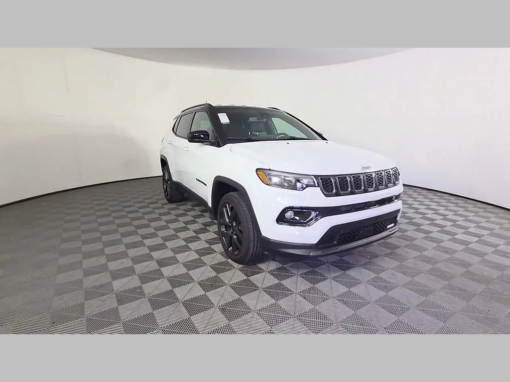 New 2026 Bright White Clear-Coat Exterior Paint Jeep Limited Altitude image 39