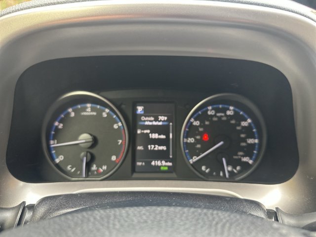 Used 2018 White Toyota XLE image 19