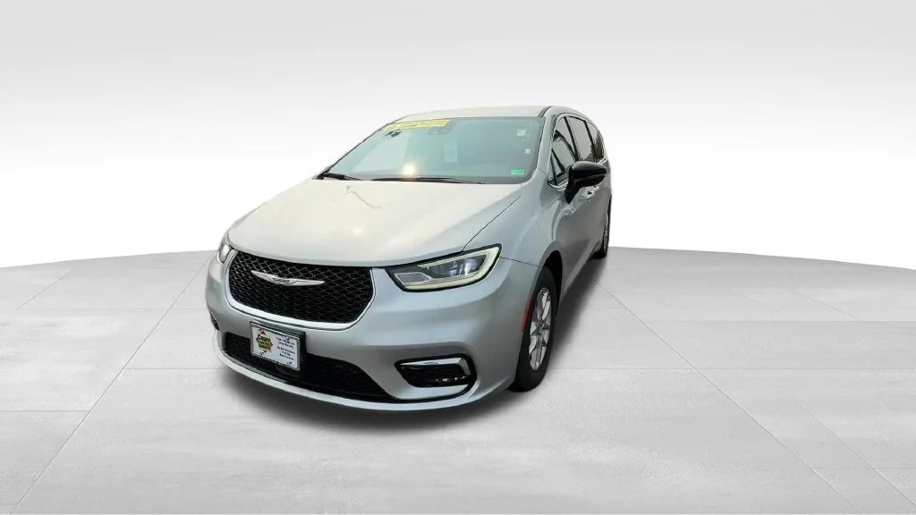 Used 2024 Silver Chrysler Touring L image 7