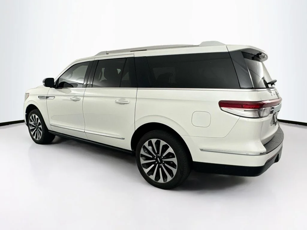 Used 2024 White Lincoln Reserve image 7