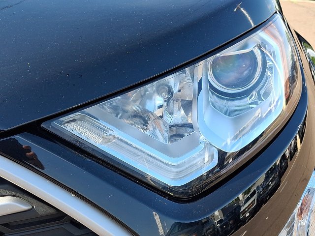 Used 2021 Shadow Black Ford SE image 9