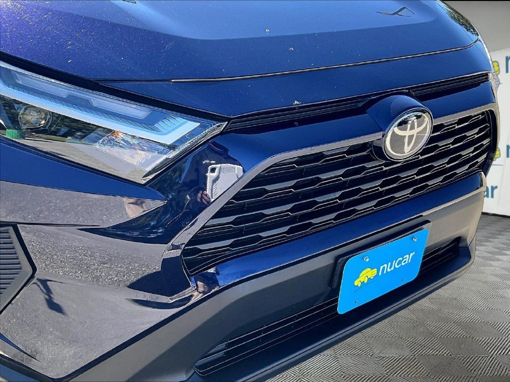 Used 2025  Toyota XLE image 32
