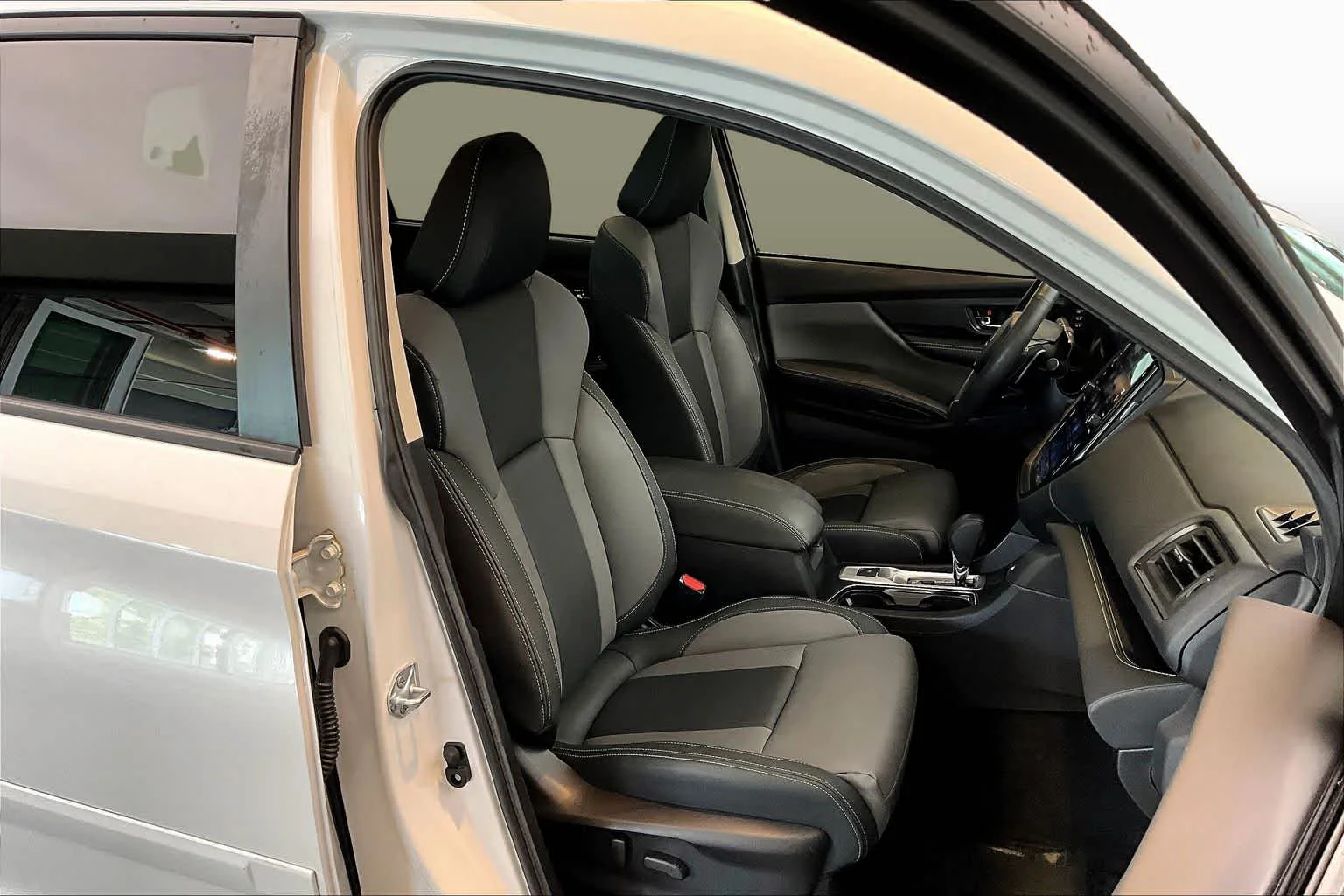 Used 2023 Crystal White Pearl Subaru Onyx Edition Limited image 9