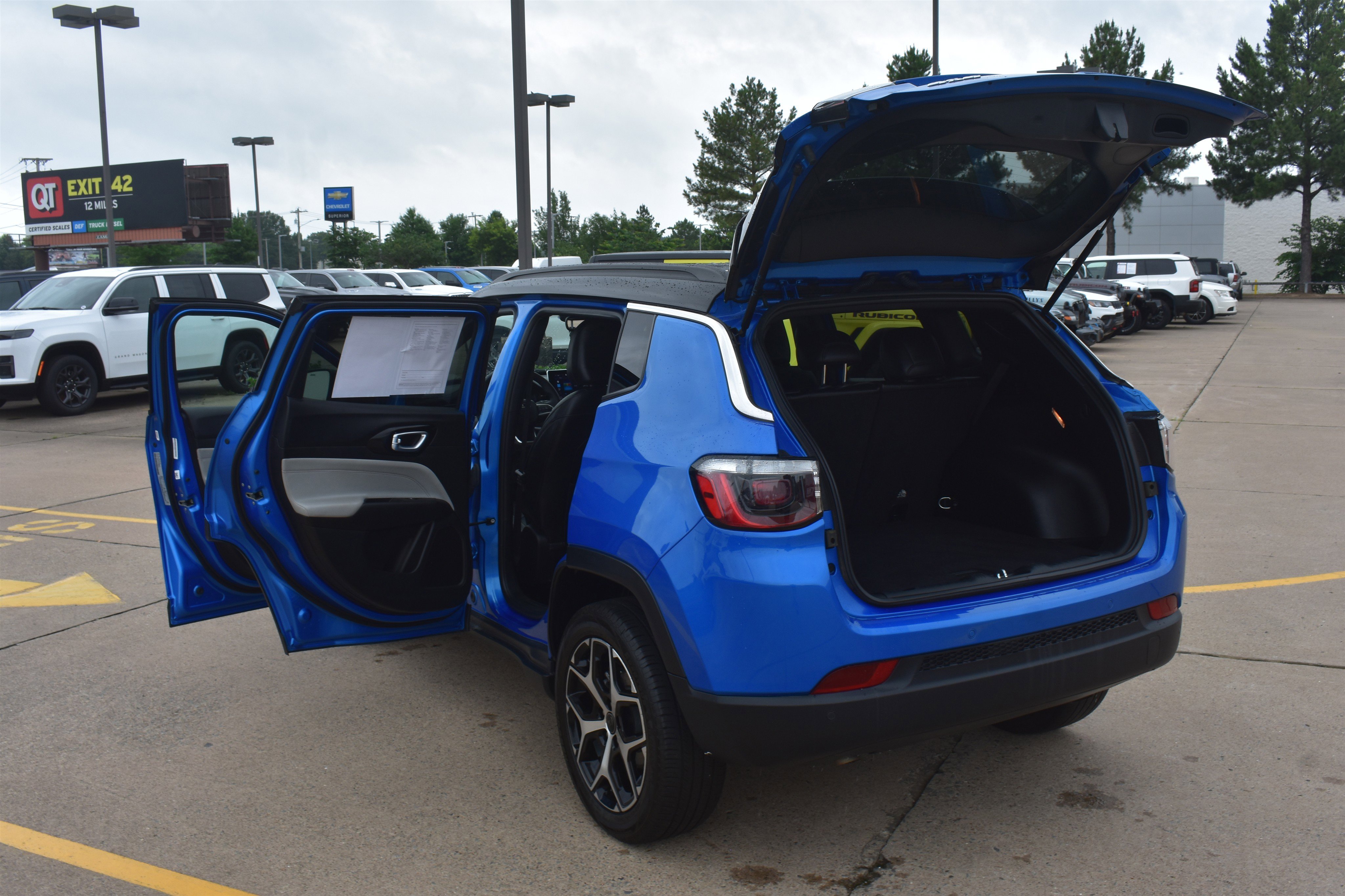 Used 2025 Hydro Blue Pearlcoat Jeep Limited image 17