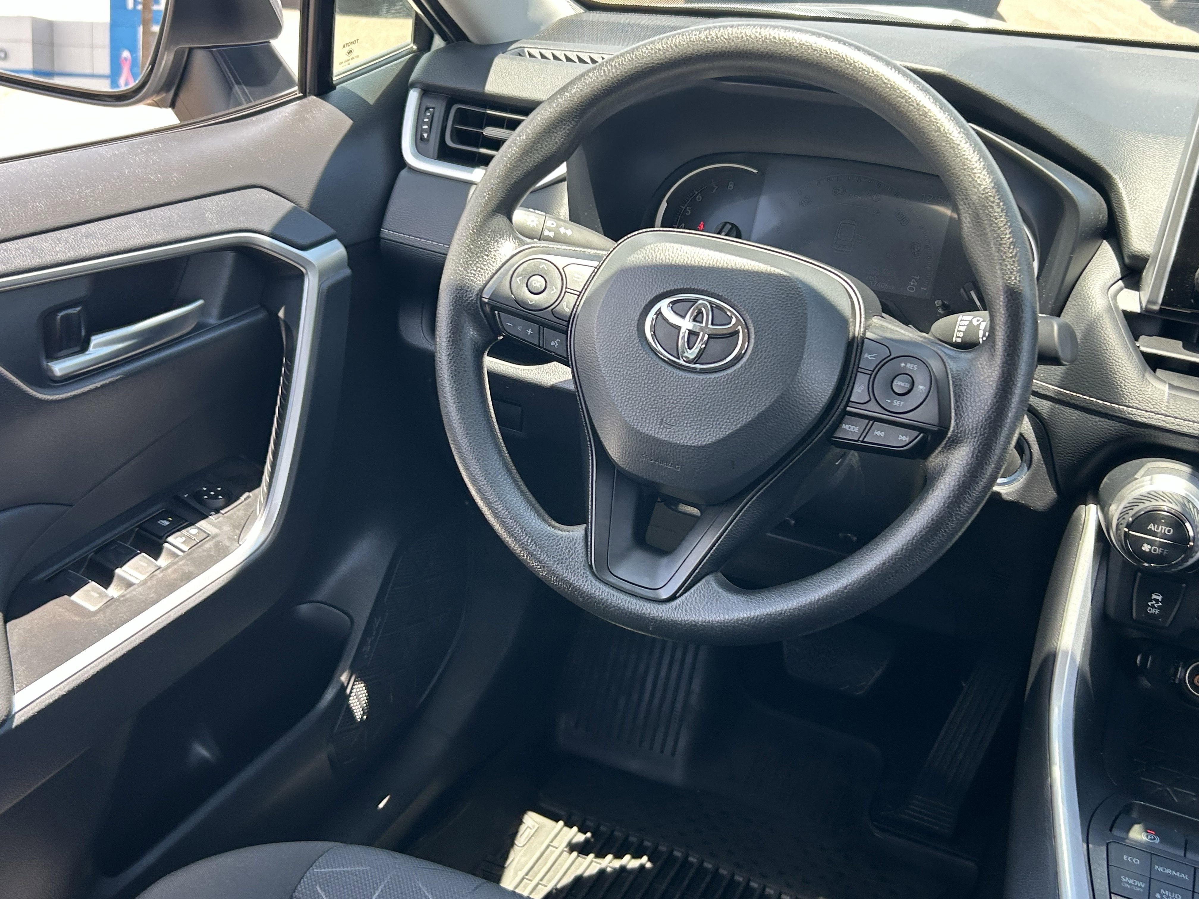 2025 Toyota RAV4 XLE - Photo 16