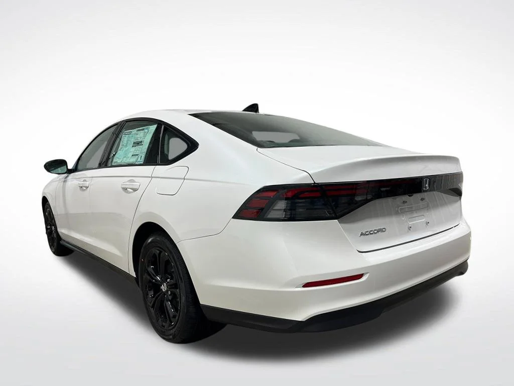 Used 2025  Honda SE image 3
