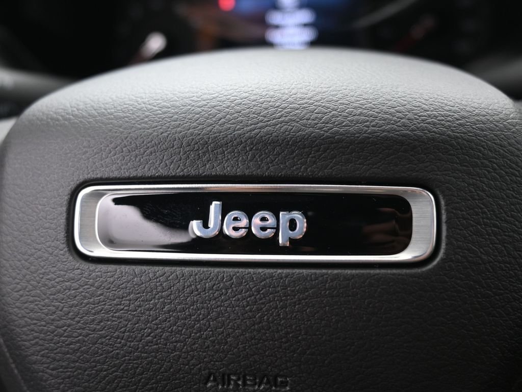 New 2026 Silver Zynith Metallic Clearcoat Jeep Latitude image 23