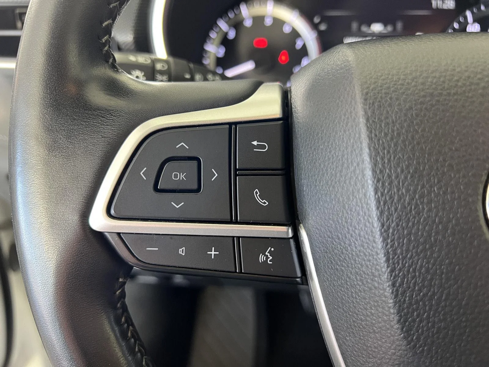 Used 2024 Wind Chill Pearl Toyota XSE image 15