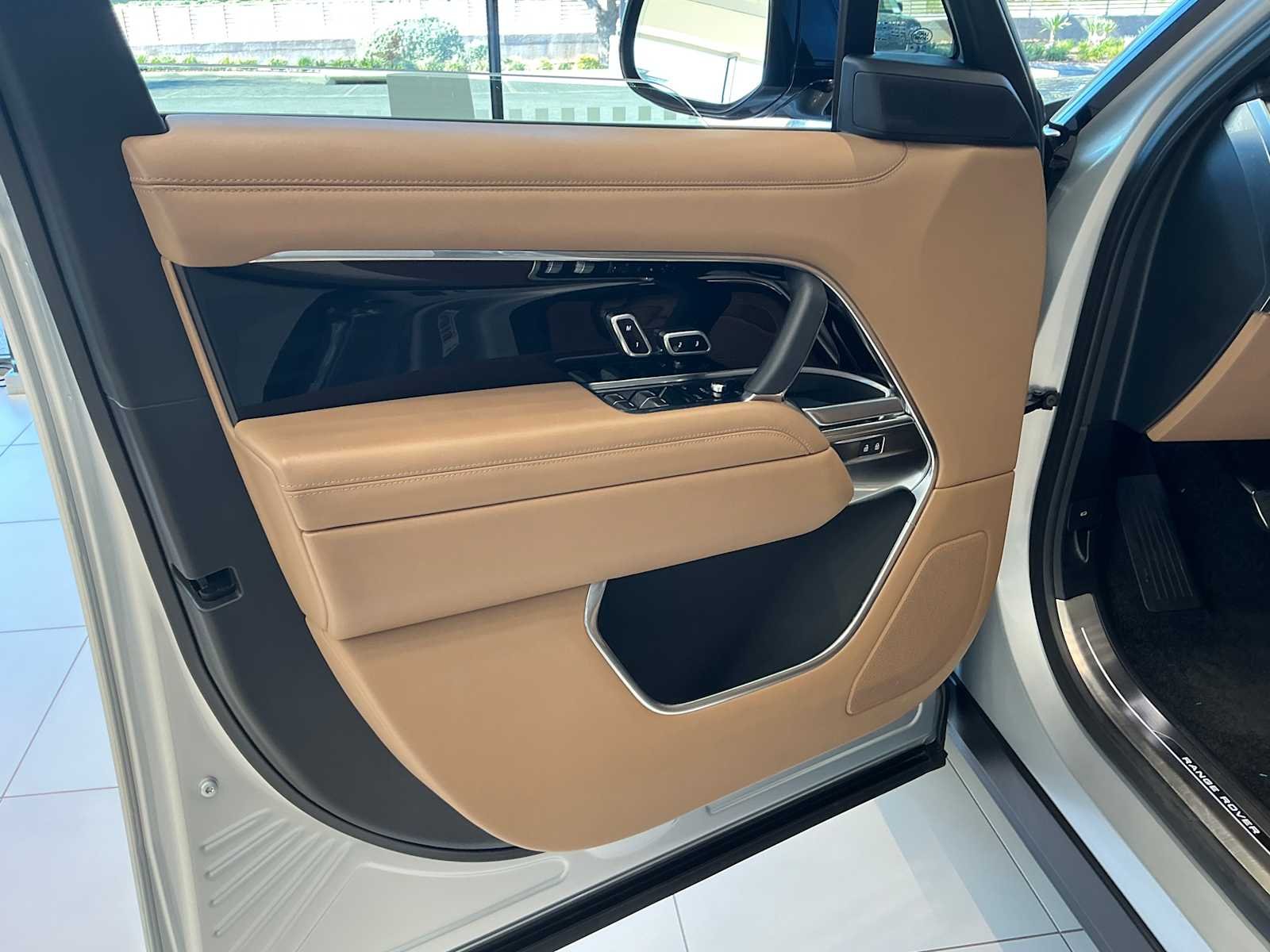 2025 Land Rover Range Rover SE - Photo 16
