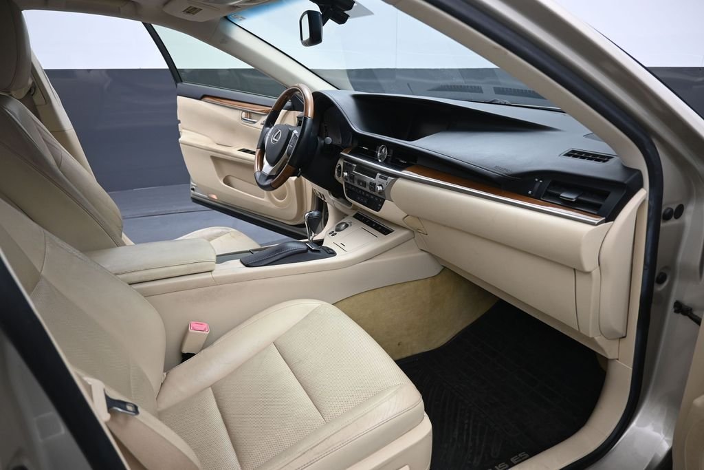 Used 2014 Beige Lexus 300h image 26