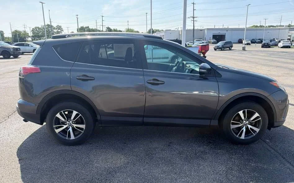 Used 2018 Magnetic Gray Metallic Toyota XLE image 4