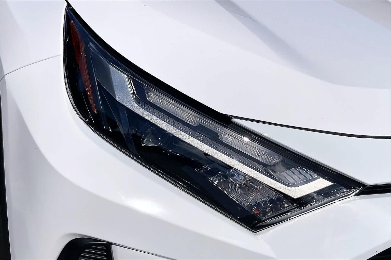 Used 2025 Ice Cap Toyota LE image 27