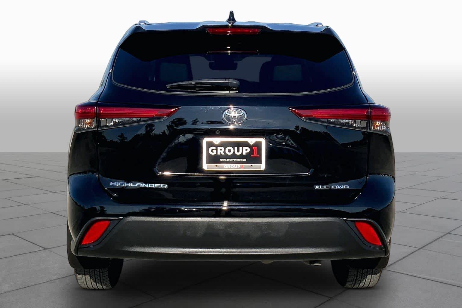 Used 2021 Midnight Black Metallic Toyota XLE image 5