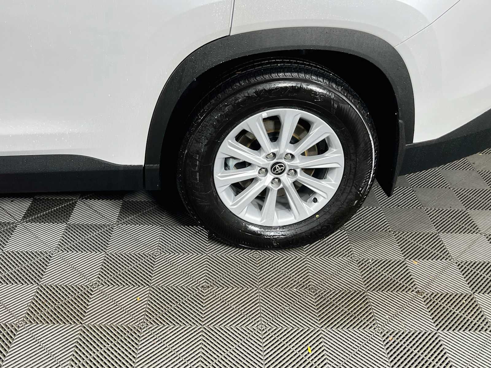 Used 2026 Wind Chill Pearl Toyota Hybrid XLE image 34