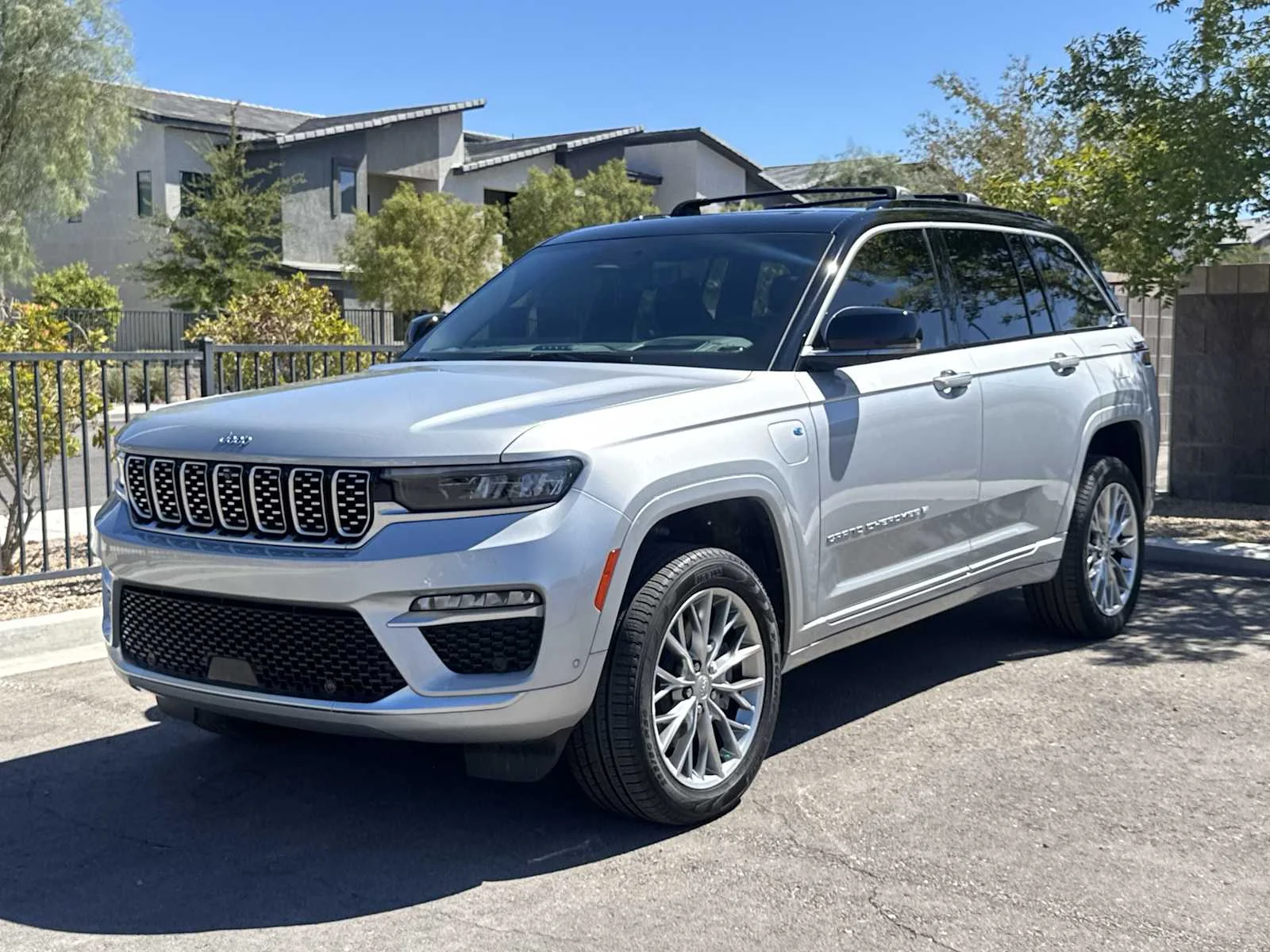 Used 2024 Silver Zynith Jeep Summit image 4