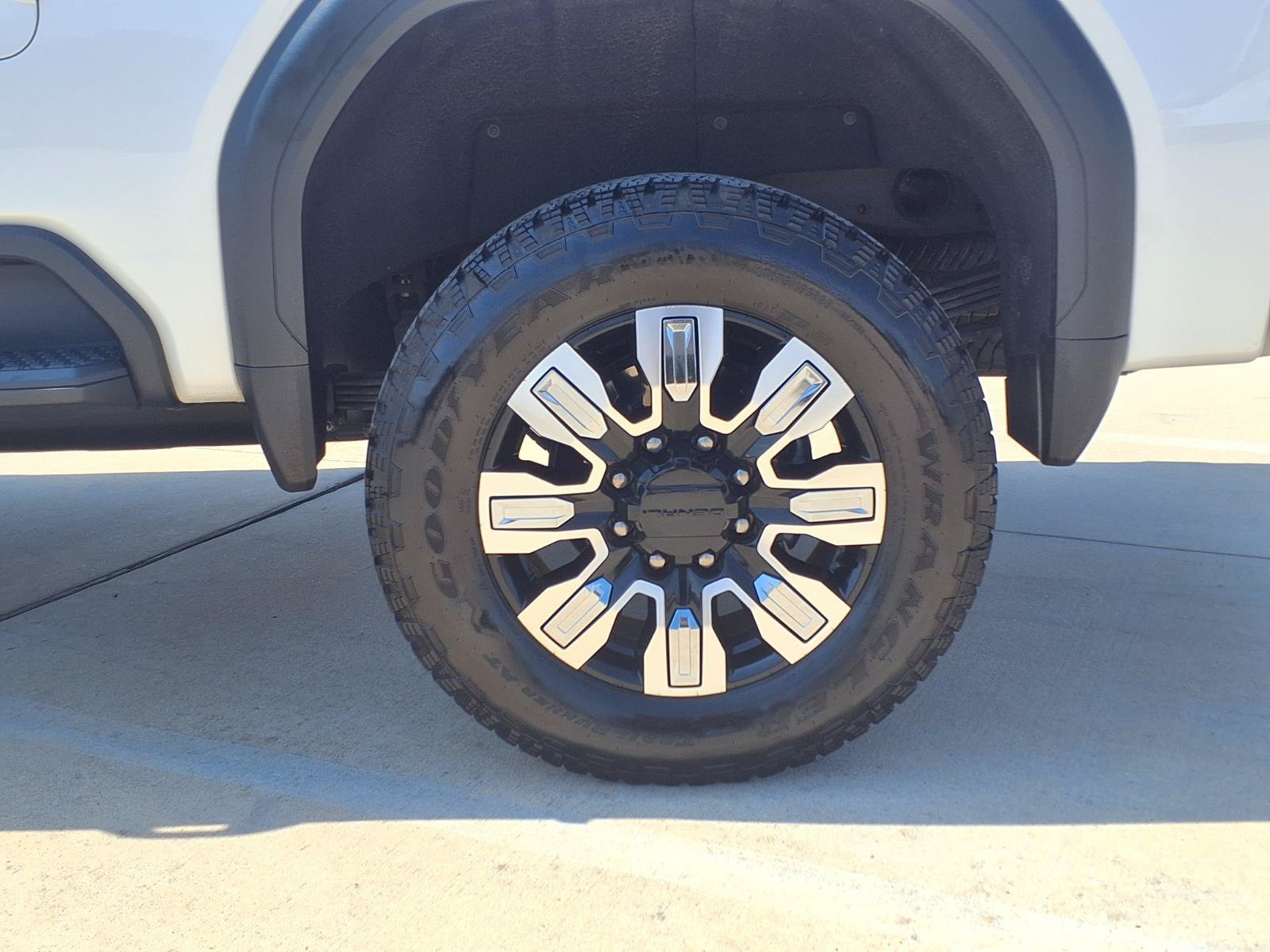 Used 2025 White Frost GMC Denali image 9