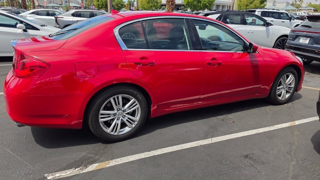 Used 2013 Vibrant Red INFINITI Journey image 2