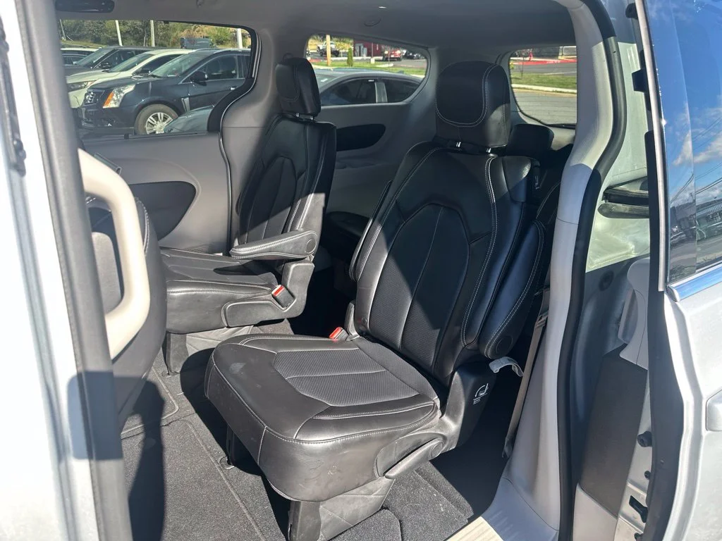 Used 2024 Silver Mist Clearcoat Chrysler Touring L image 10
