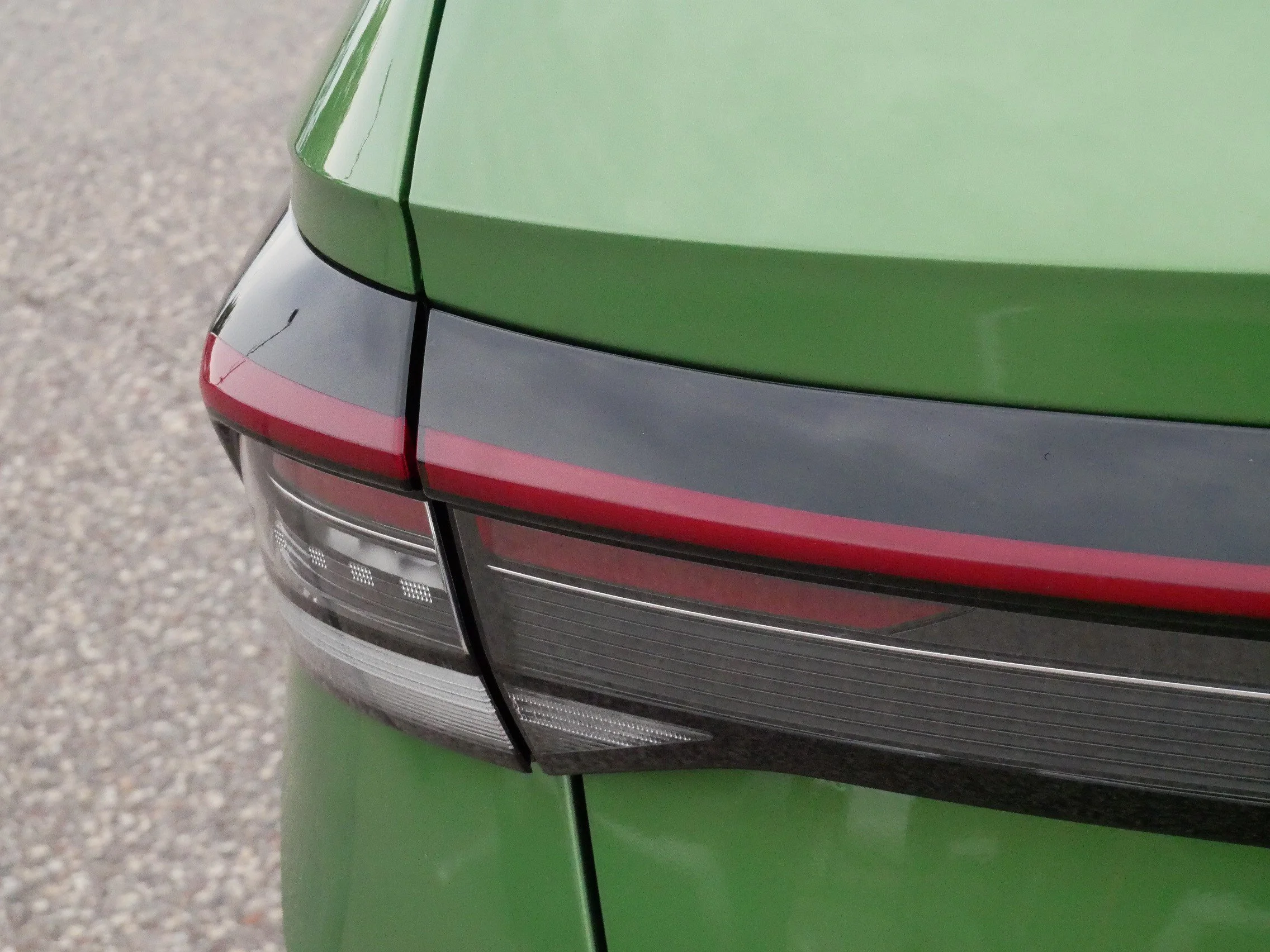 Certified Used 2025 Bright Moss Green Metallic/Deep Black Roof Volkswagen SE Black image 17