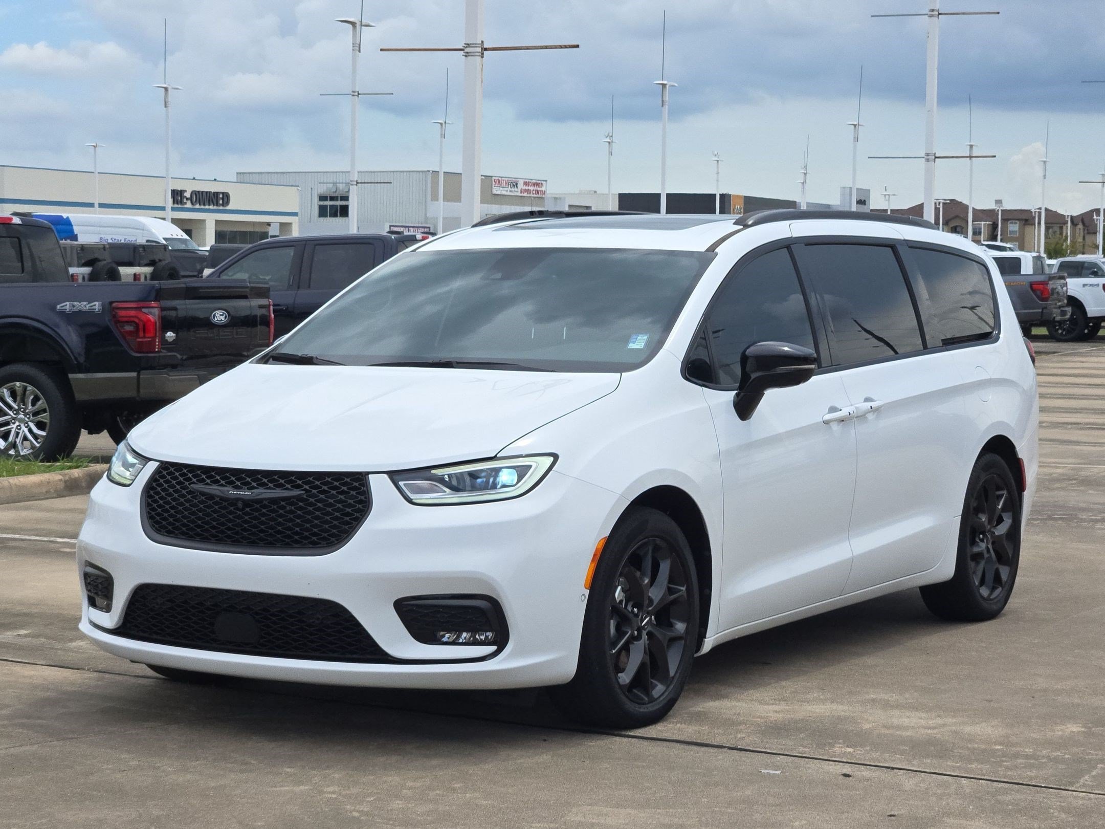 Used 2024 Bright White Clearcoat Chrysler Limited image 7