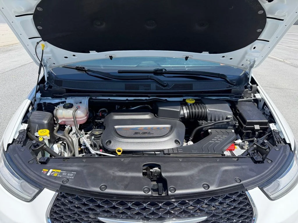 Used 2023 White Chrysler Limited image 22