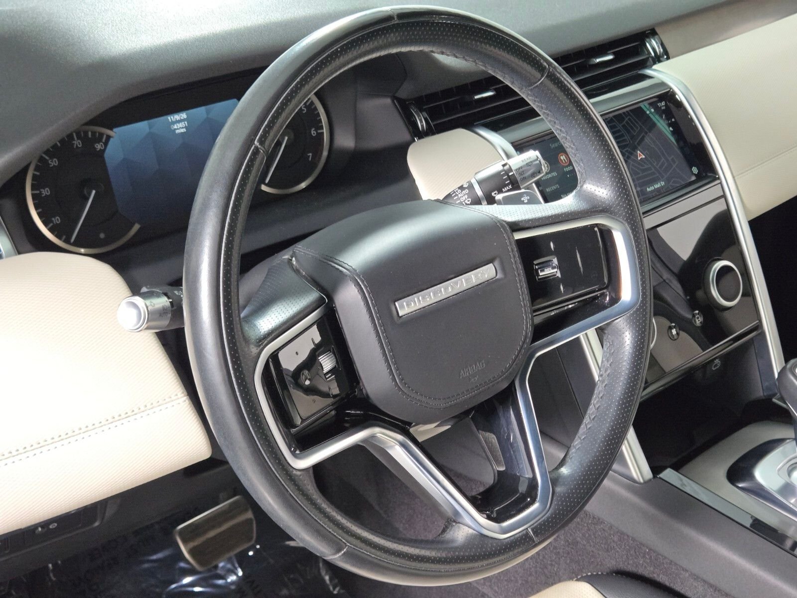 Used 2022 Silicon Silver Premium Metallic Land Rover SE R-Dynamic image 23