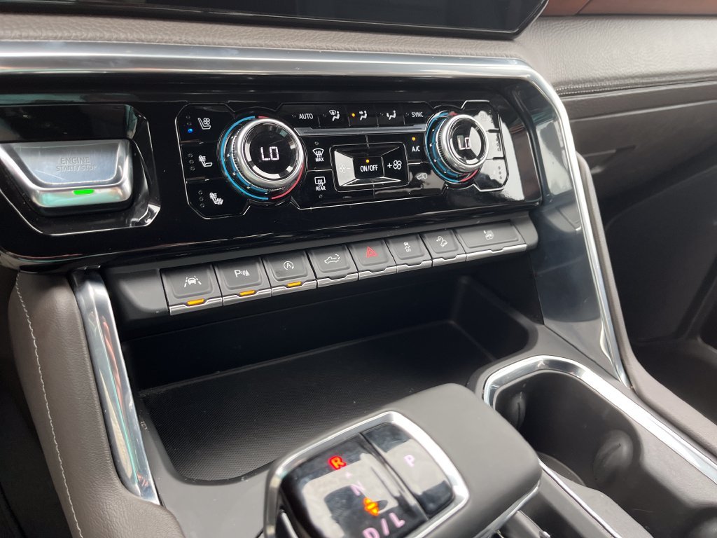 Used 2022 White GMC Denali image 21