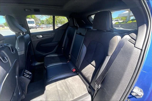 Used 2020 Blue Volvo R-Design image 26