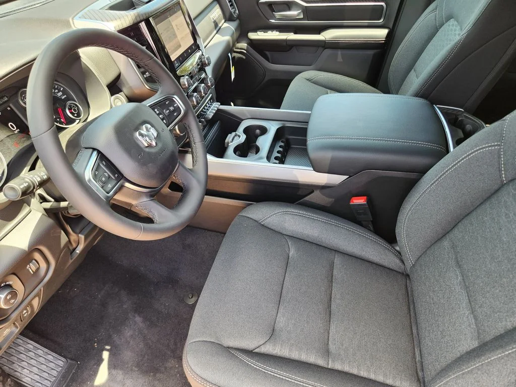 New 2026 Diamond Black Crystal Pearl-Coat Exterior Paint RAM Big Horn/Lone Star image 8