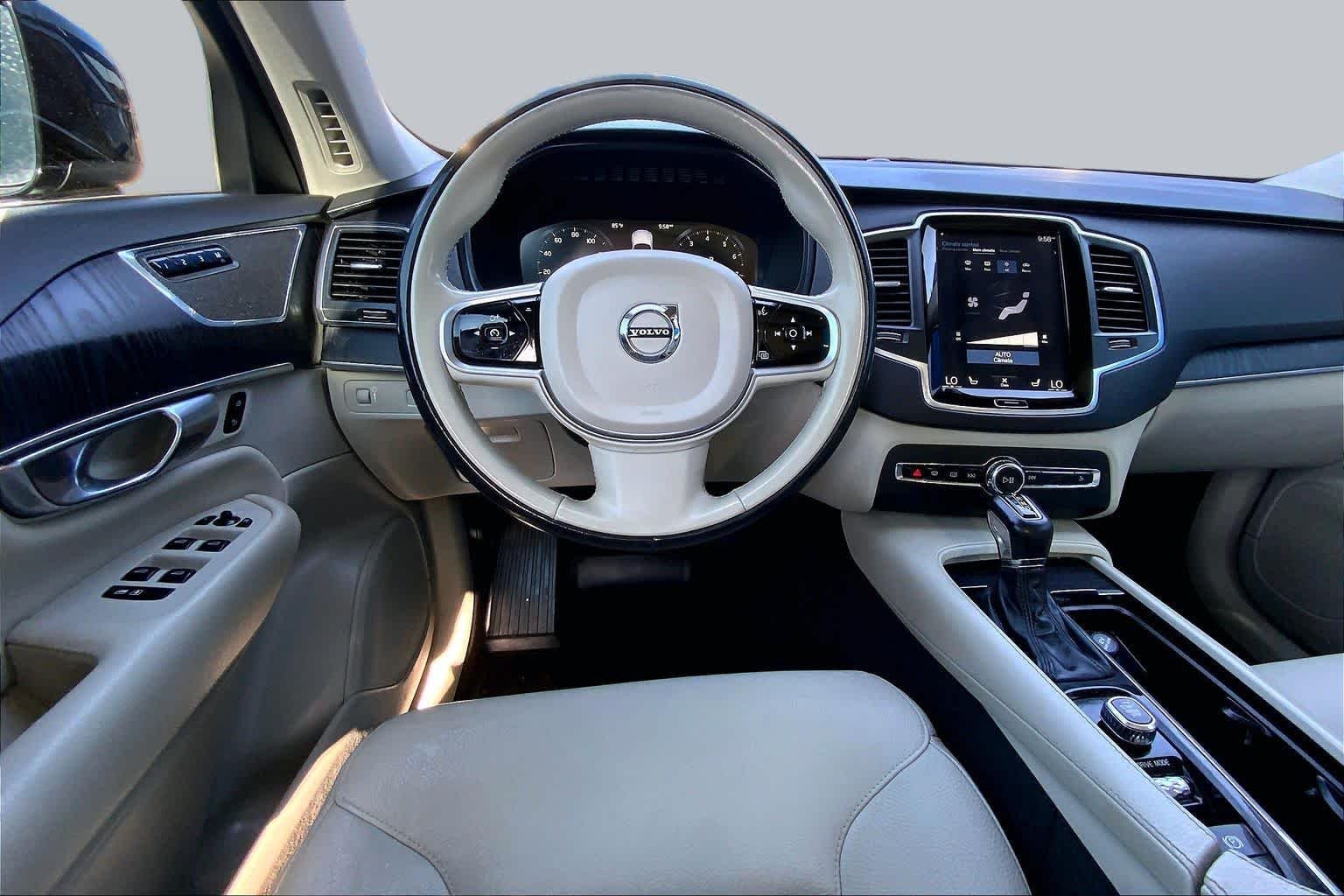 Pre-Owned 2020 Volvo XC90 Momentum