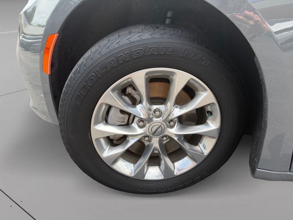 Used 2022 White Chrysler Touring L image 9