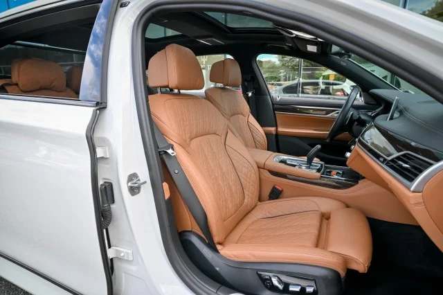 Used 2022 WHITE BMW 750i xDrive image 28