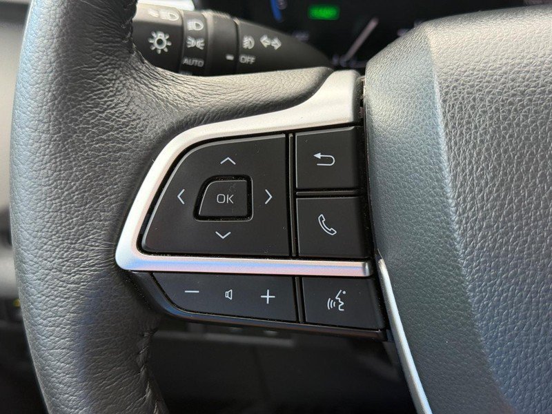 Used 2024 Pearl Toyota XLE image 21