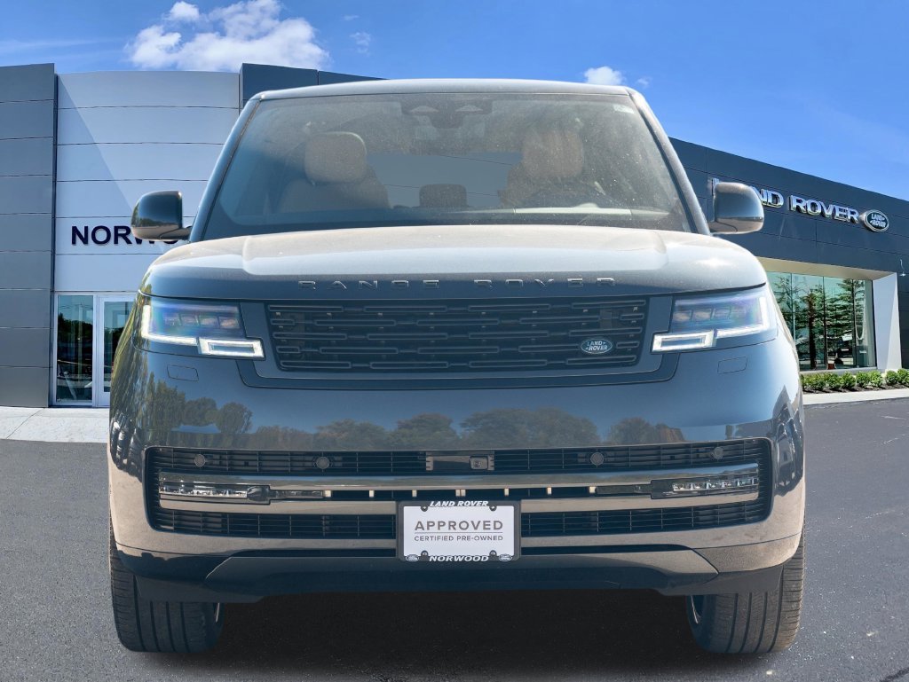 Used 2025  Land Rover SE image 2