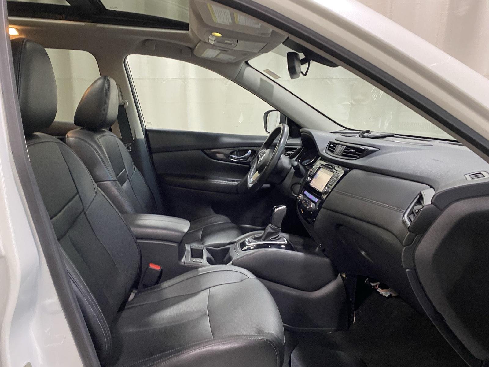 Used 2017 Pearl White Nissan SL image 11