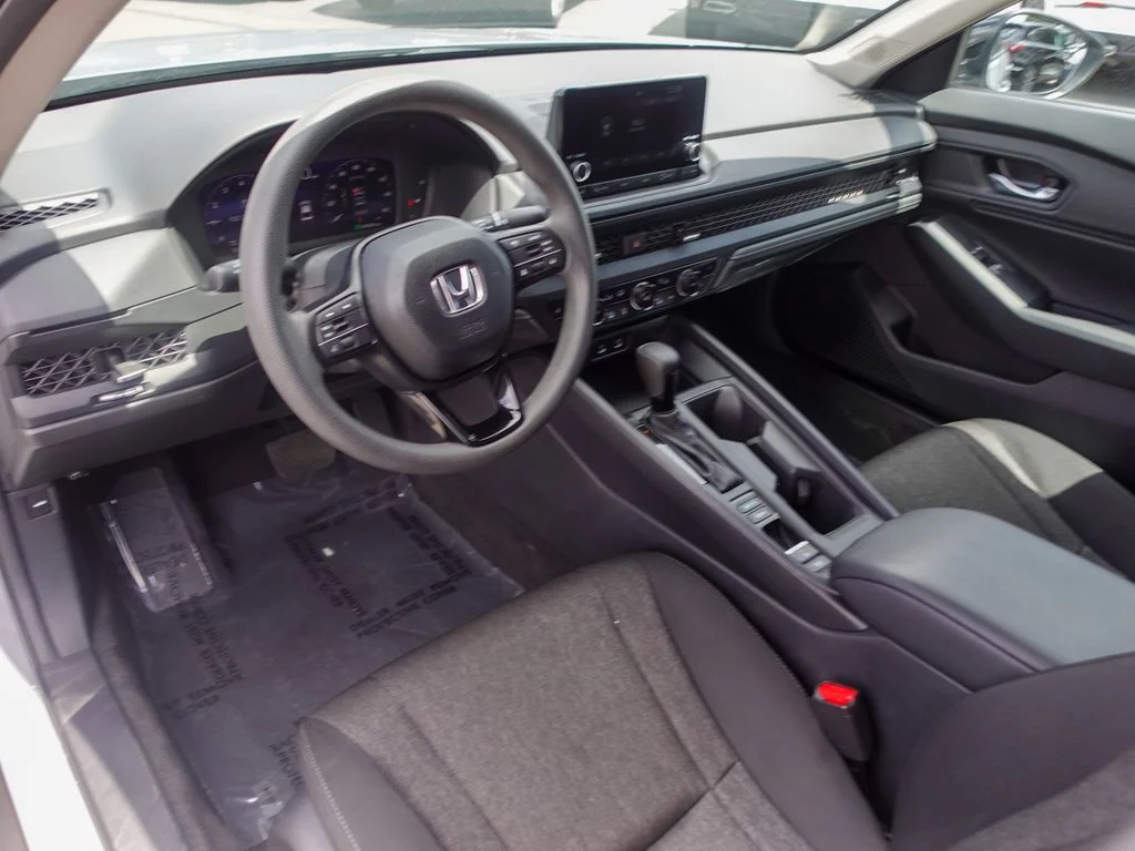 Used 2025 Urban Gray Pearl Honda SE image 11