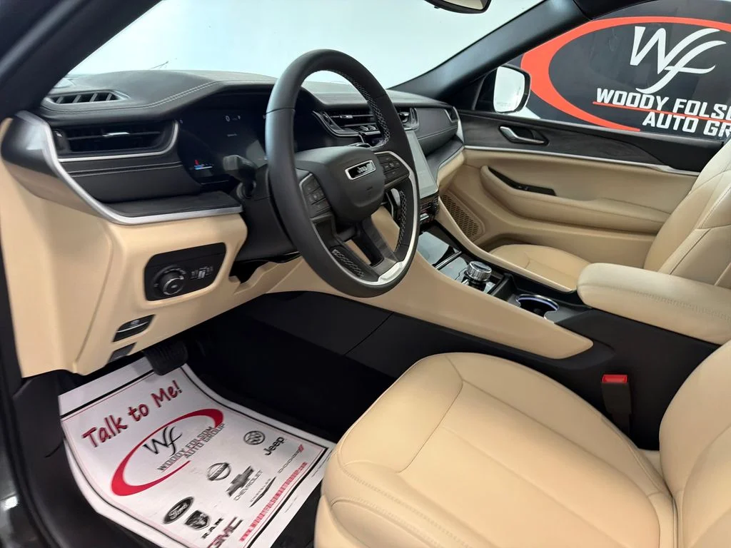 Used 2024  Jeep Limited image 11