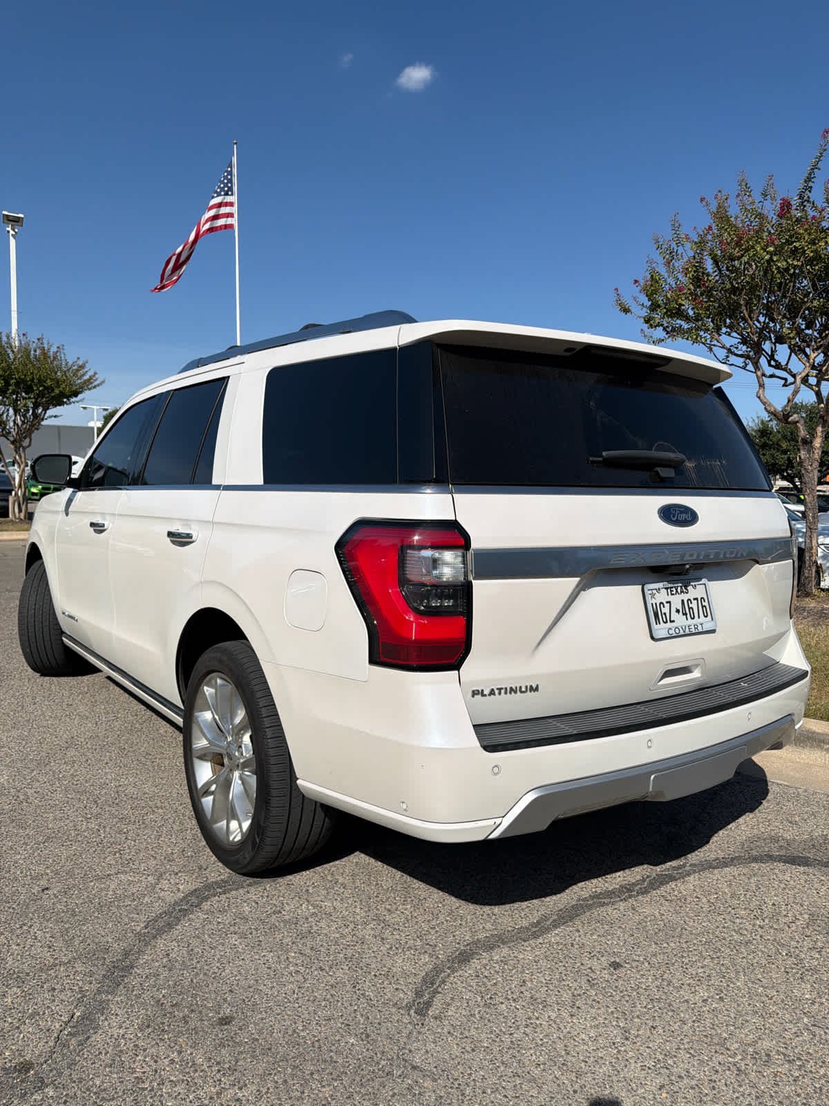 Used 2018 White Platinum Metallic Tri-Coat Ford Platinum image 4