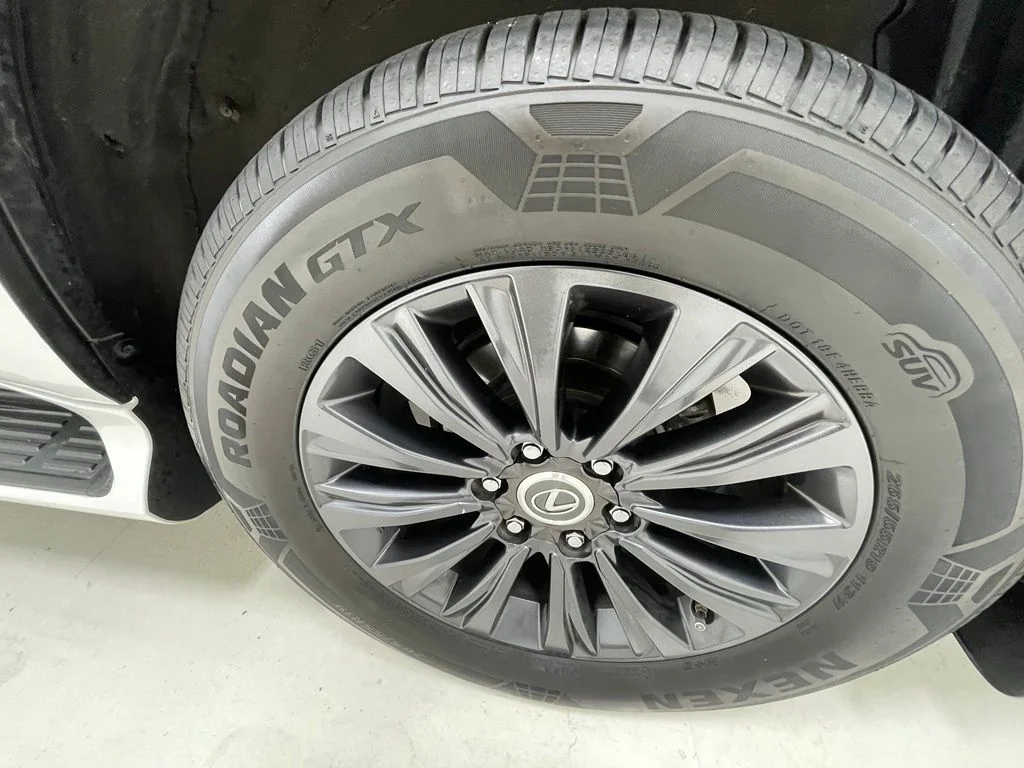 Used 2021  Lexus 460 Luxury image 9