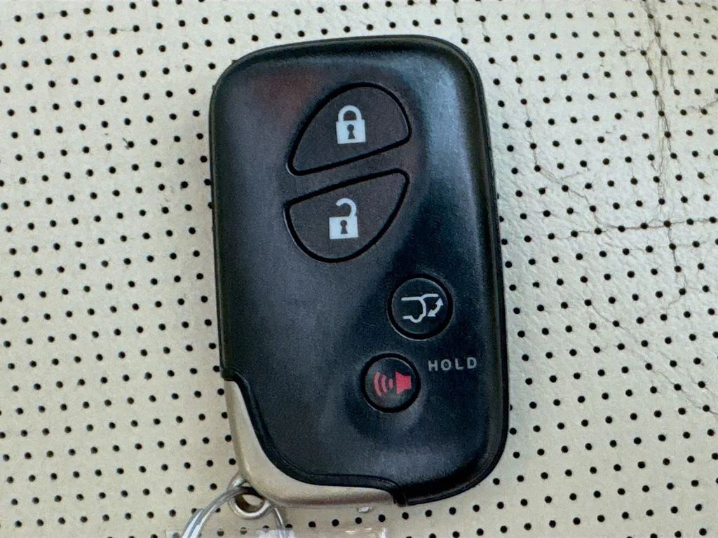 Used 2015 Black Lexus 450h image 39