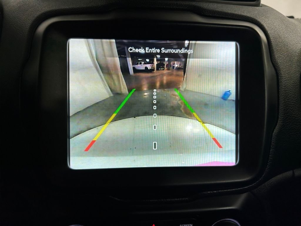 Used 2023 White Jeep Latitude image 26