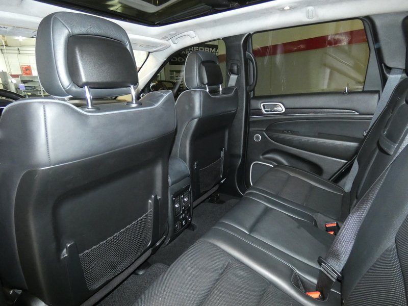 Used 2020 DIAMOND BLACK CRY Jeep 4d SUV 4WD Summit V6 image 26