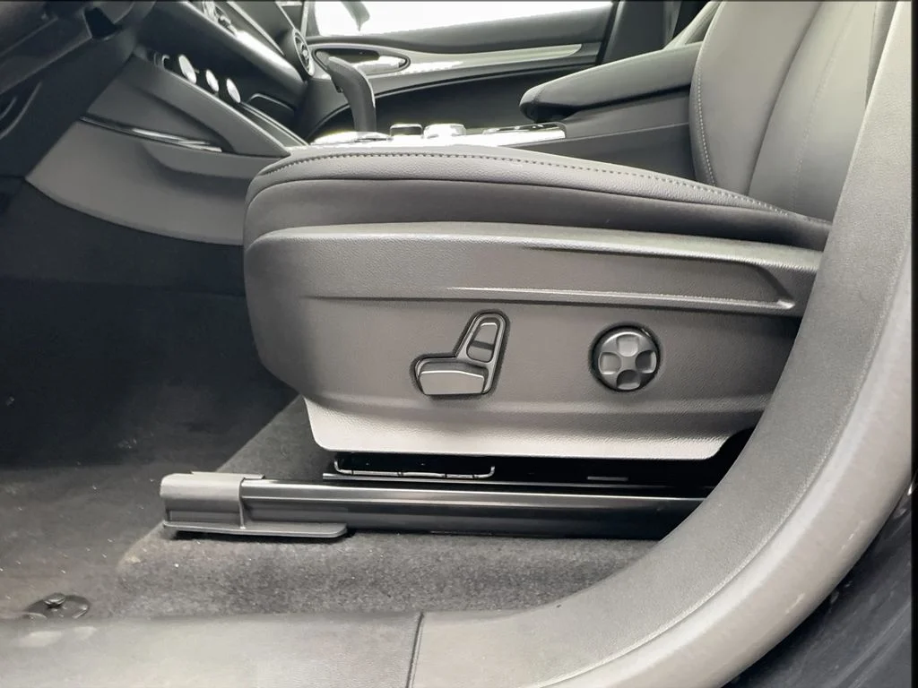 2025 Alfa Romeo Stelvio Base - Photo 30