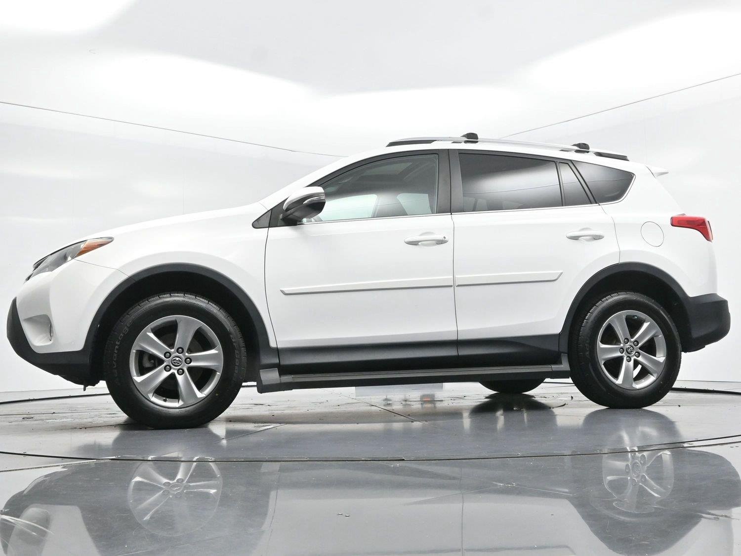 Used 2015 Super White Toyota XLE image 43