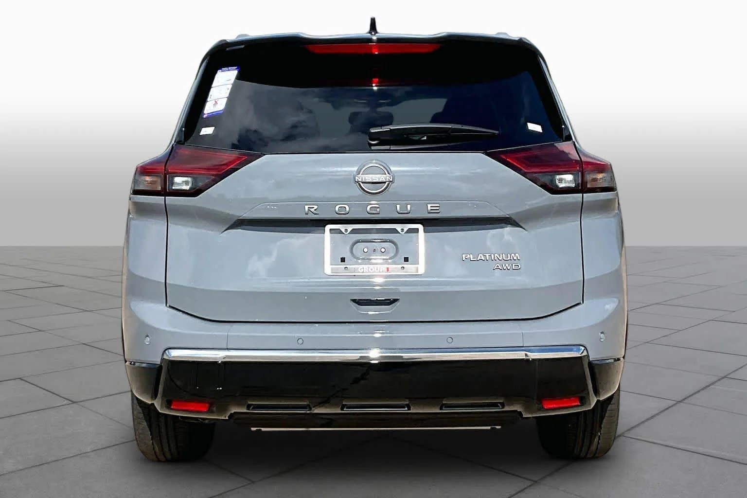 New 2026 Boulder Gray Pearl / Super Black Two-tone Nissan Platinum image 4