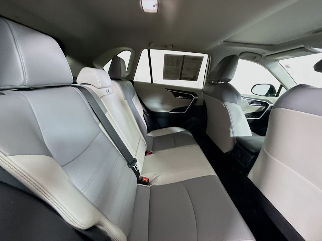 Used 2024 Wind Chill Pearl Toyota Hybrid XLE Premium image 26