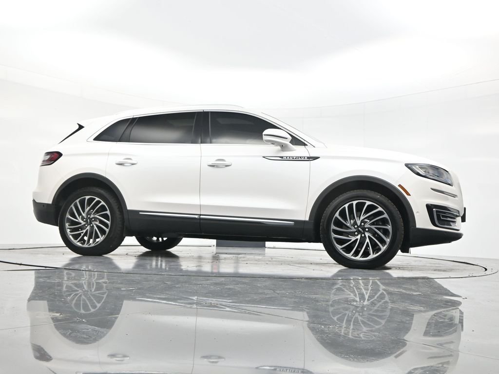 Used 2019 White Platinum Clearcoat Metallic Lincoln Reserve image 46