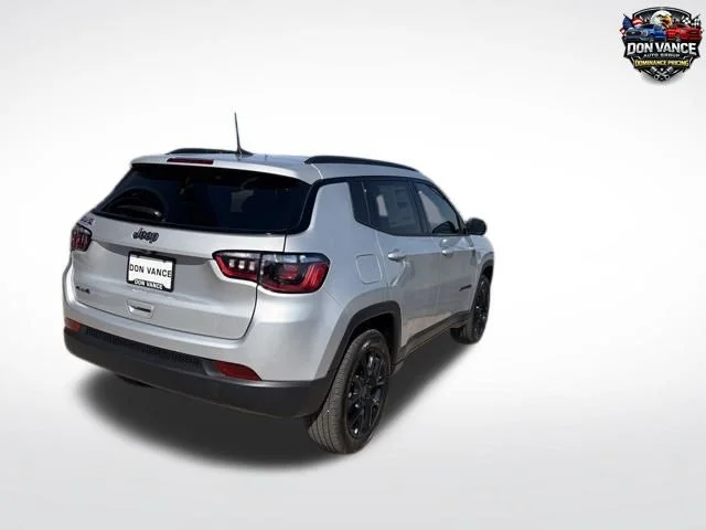 New 2026 Silver Zynith Metallic Clearcoat Jeep Latitude image 4