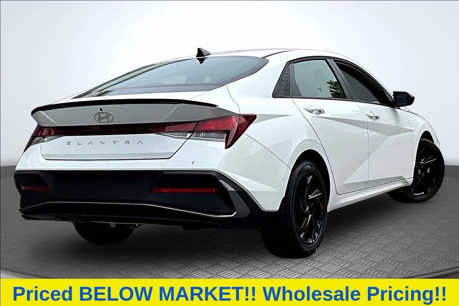 Used 2026 White Hyundai SEL Sport image 3