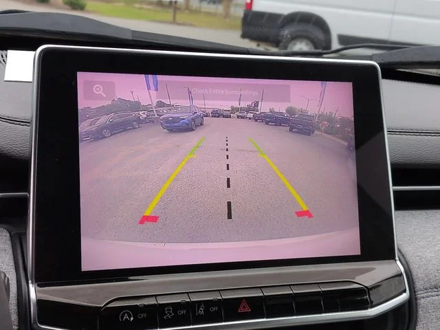 Used 2022 White Jeep Latitude image 21